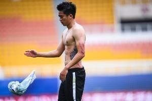 青岛海牛前锋胡靖航（28岁）转会南京城市