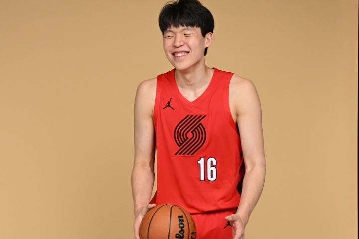 表哥多照拂啊！利拉德谈杨瀚森：他很有范儿 性格不错 打球很自信