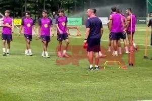 🥵面对首尔的高温，巴萨队友们用洒水器冲凉降温