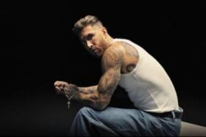 好听下次别唱了😅评论员：拉莫斯新歌太难听，放球场上该吃红牌