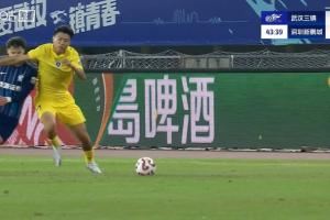 风云突变？杨一鸣被判肘击直红罚下，新鹏城领先1分钟后少打1人图片